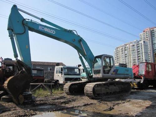 挖掘機(jī)發(fā)動(dòng)機(jī)工作正常，但工作裝置無(wú)動(dòng)作